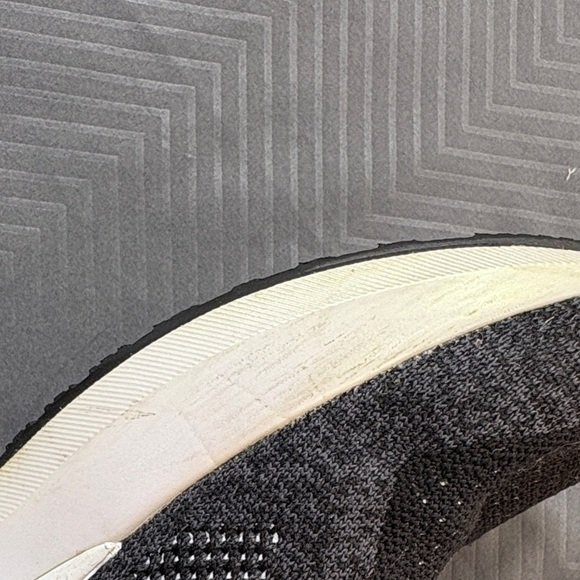 Brooks Women’s Levitate StealthFit GTS 5 Size US 10.5 Black & White - Picture 8 of 9